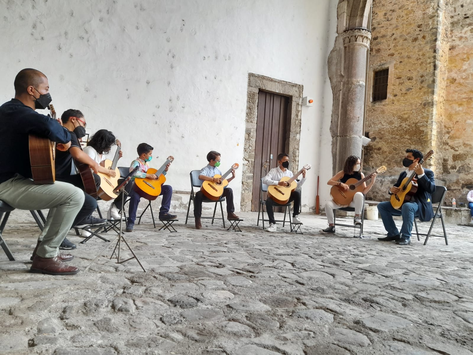 Ensamble de guitarras tocando en conjunto